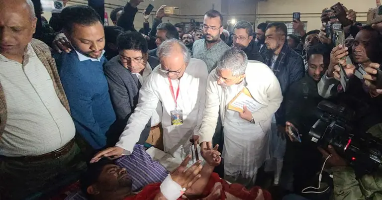 দগ্ধ বেলালকে দেখতে হাসপাতালে রিজভী সহ অন্যান্যরা